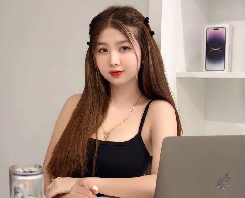 Đôi khi cô nàng biến hóa với phong cách gợi cảm nhưng không hề hở bạo, dung tục.