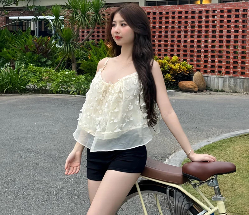 Hải Hà là một chị cả trong một gia đình có 3 chị em. Chính vì vậy ngay từ đầu cô đã ý thức được việc bản thân phải cố gắng nỗ lực để ngày càng phát triển cũng như làm gương cho các em của mình.