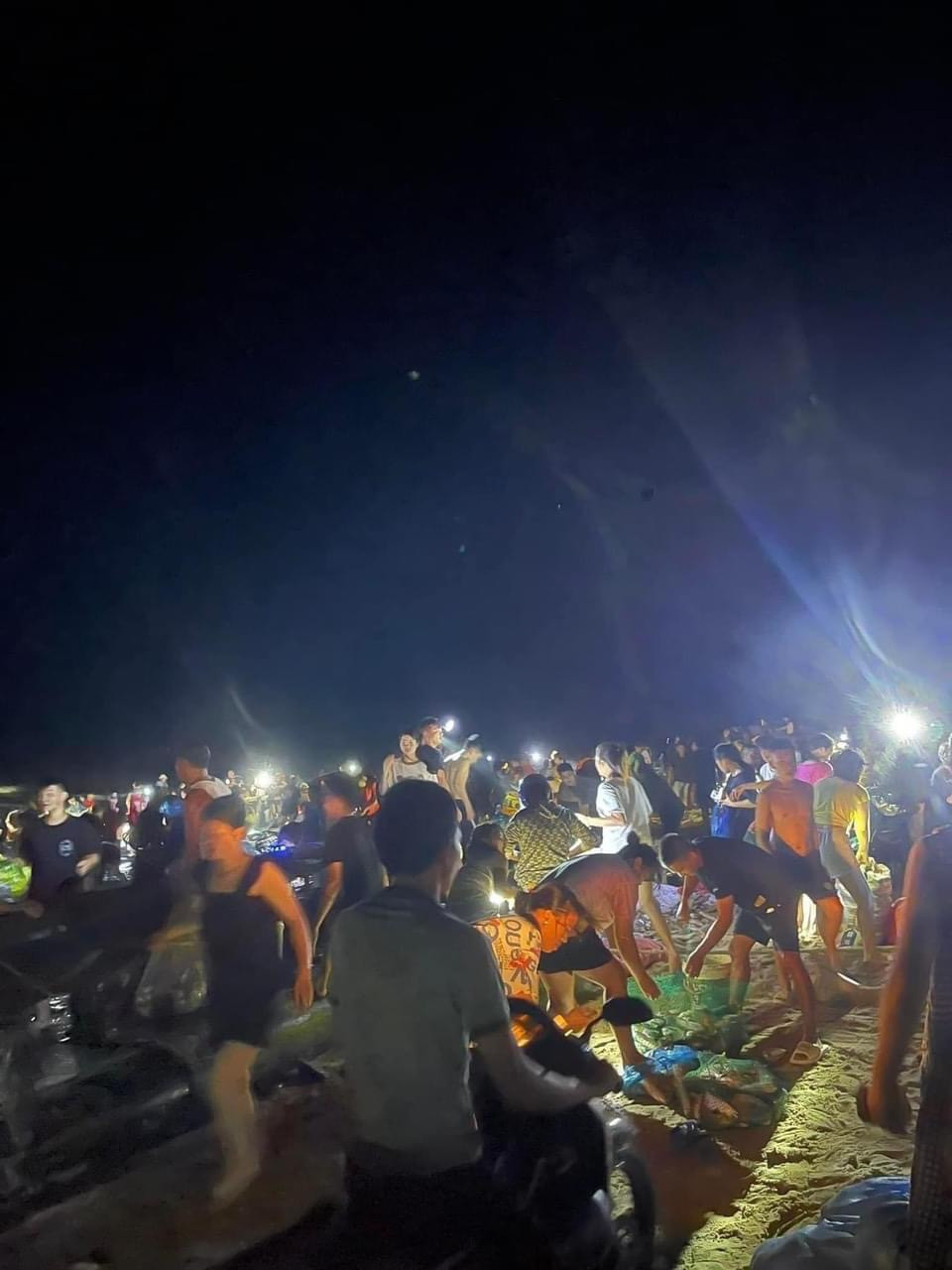 Rất nhiều người dân mang đủ các dụng cụ có thể đựng như túi bóng, bì, xô chậu ra để đựng cá mang về.