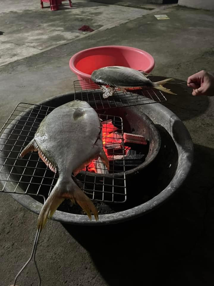 Với số lượng cá lớn như vậy nhưng lại đang mất điện do bão, khó có thể bảo quản nên người dân đã tranh thủ chế biến ngay khi cá còn tươi.