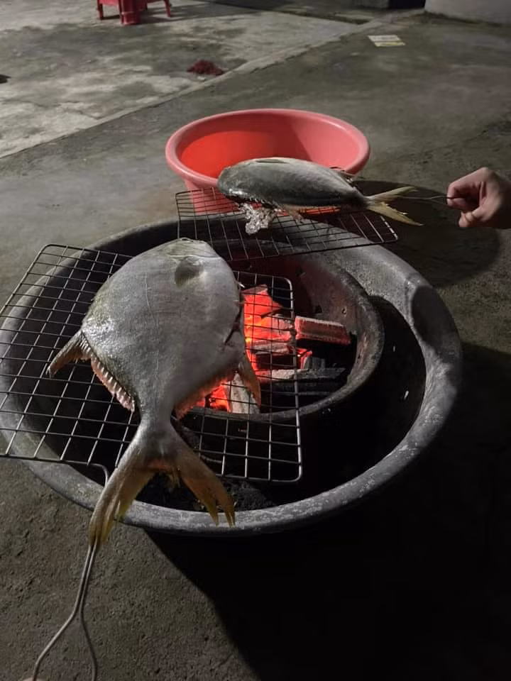 Với số lượng cá lớn như vậy nhưng lại đang mất điện do bão, khó có thể bảo quản nên người dân đã tranh thủ chế biến ngay khi cá còn tươi.