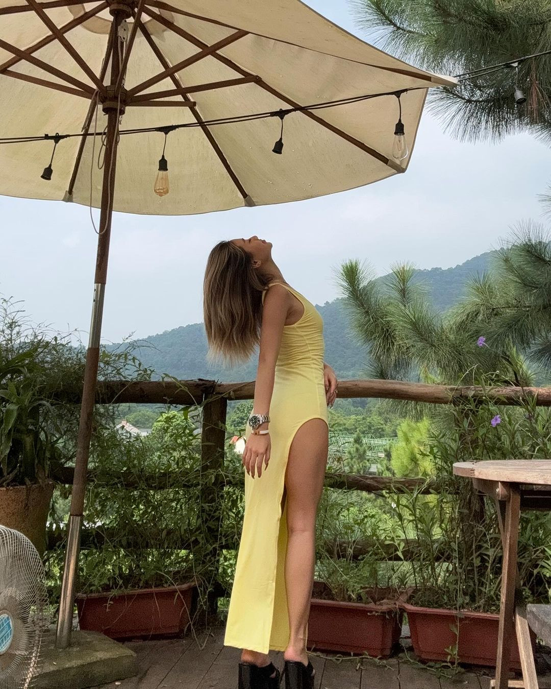 Cùng cách thả dáng khoe được điểm mạnh cơ thể.