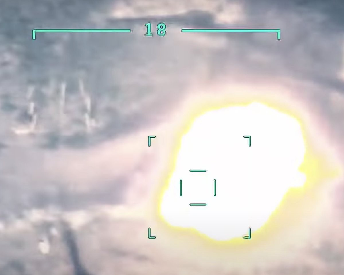 Những hình ảnh ghi lại tại hiện trường cho thấy rõ thời khắc máy bay không người lái của Azerbaijan hủy diệt các hệ thống phòng không Osa của Armenia, theo phán đoán đây là UAV Bayraktar TB2 do Thổ Nhĩ Kỳ cung cấp.