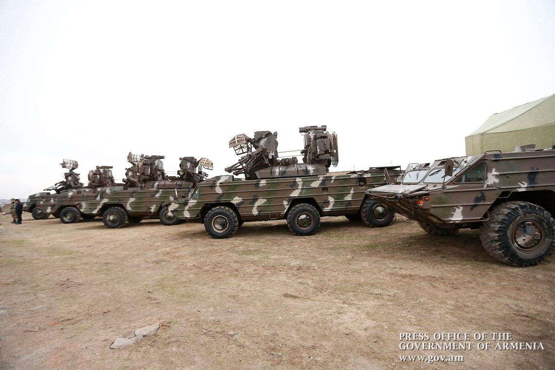 Osa là hệ thống tên lửa phòng không đầu tiên của Liên Xô tích hợp radar dẫn bắn lên xe mang phóng tự hành (TELAR), tạo ra tính cơ động rất cao khi có thể vừa phát hiện, theo dõi và dẫn bắn tên lửa chống lại trực thăng cũng như máy bay trong mọi điều kiện thời tiết.