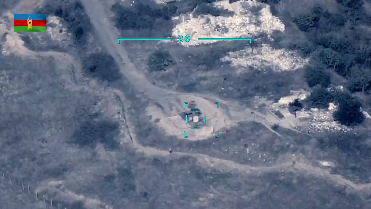 “Hậu quả từ hỏa lực của kẻ thù là thương vong trong dân thường và quân nhân của chúng tôi. Cầu mong Thánh Allah cho các liệt sĩ của chúng tôi yên nghỉ”, ông Aliyev nói nhưng không đề cập đến con số thương vong.