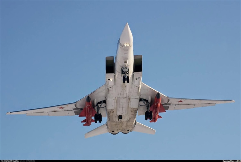 Thiết kế này giúp bỏ sự cần thiết với hai lò xo lớn để đẩy hệ thống về vị trí cũ sau khi hấp thu lực giật giúp giảm trọng lượng và kích thước của hệ thống. Cũng như thiết kế hai nòng giúp súng có tốc độ bắn nhanh hơn.