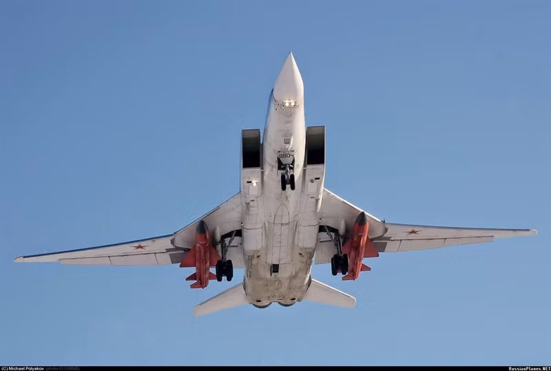 Thiết kế này giúp bỏ sự cần thiết với hai lò xo lớn để đẩy hệ thống về vị trí cũ sau khi hấp thu lực giật giúp giảm trọng lượng và kích thước của hệ thống. Cũng như thiết kế hai nòng giúp súng có tốc độ bắn nhanh hơn.