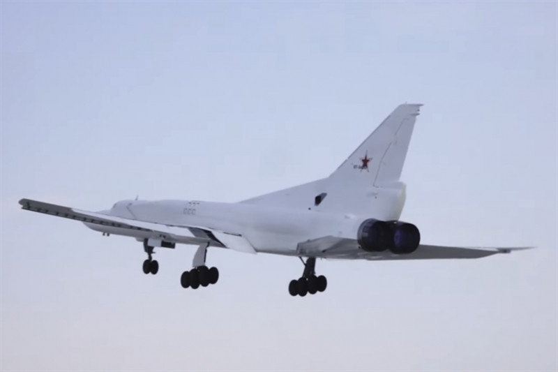 Ngoài hệ thống súng máy GSh-23, vũ khí cơ bản của Tu-22M3 là tên lửa hành trình có cánh Kh-22 có tầm bắn đến 500km và tốc độ đến 4.000km/h, tên lửa Kh-15 có tầm bắn đến 250 Km và tốc độ đến 5.000 Km/h. Cả 2 loại tên lửa đều có khả năng mang đầu đạn thông thường hoặc hạt nhân.