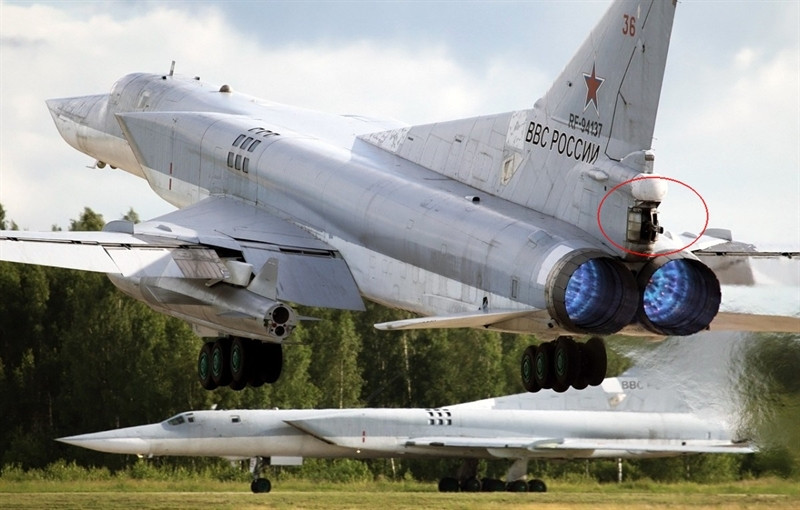 GSh-23 đã được thông qua và đưa vào phục vụ năm 1965 thay cho pháo thế hệ cũ NR-23. Vũ khí này sử dụng cơ chế nạp đạn bằng độ giật truyền động chéo giữa hai nòng súng. Mỗi nòng súng có hệ thống hấp thụ lực giật riêng của mình và chuyển động của hai nòng được đồng bộ hóa bằng một bánh răng và đòn bẩy.