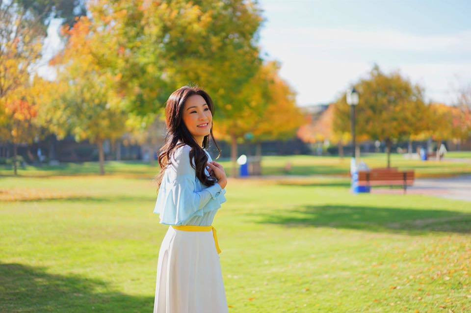 Hồng Đào tập thể thao vào mỗi sáng, sau khi thức dậy. “Như một thói quen khó bỏ, mỗi sáng dậy, tôi đều dành thời gian vận động cơ thể. Tôi rất thích tập yoga, đạp xe, Pilates (loại hình thể dục cường độ nhưng hiệu quả, linh hoạt cao - PV)… Tôi thích cảm giác hít thở không khí trong lành buổi sáng”, nghệ sĩ gạo cội nói.