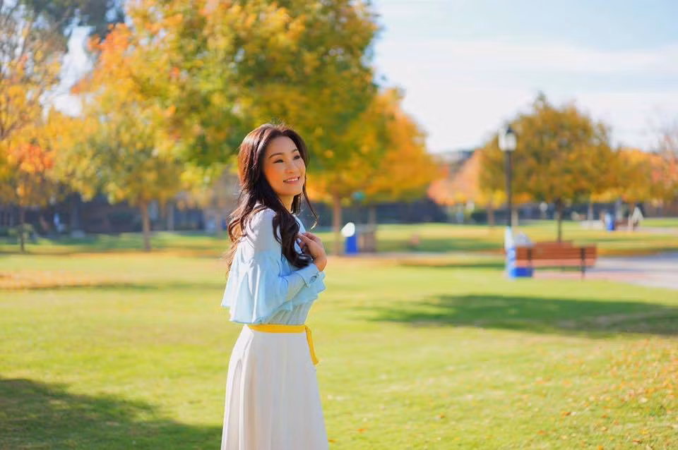 Hồng Đào tập thể thao vào mỗi sáng, sau khi thức dậy. “Như một thói quen khó bỏ, mỗi sáng dậy, tôi đều dành thời gian vận động cơ thể. Tôi rất thích tập yoga, đạp xe, Pilates (loại hình thể dục cường độ nhưng hiệu quả, linh hoạt cao - PV)… Tôi thích cảm giác hít thở không khí trong lành buổi sáng”, nghệ sĩ gạo cội nói.