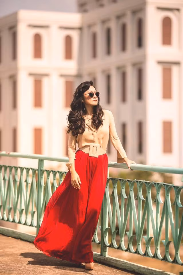 Cô chuộng các kiểu đầm dài hoa văn, họa tiết cổ điển, đa sắc nhưng không quá sặc sỡ.