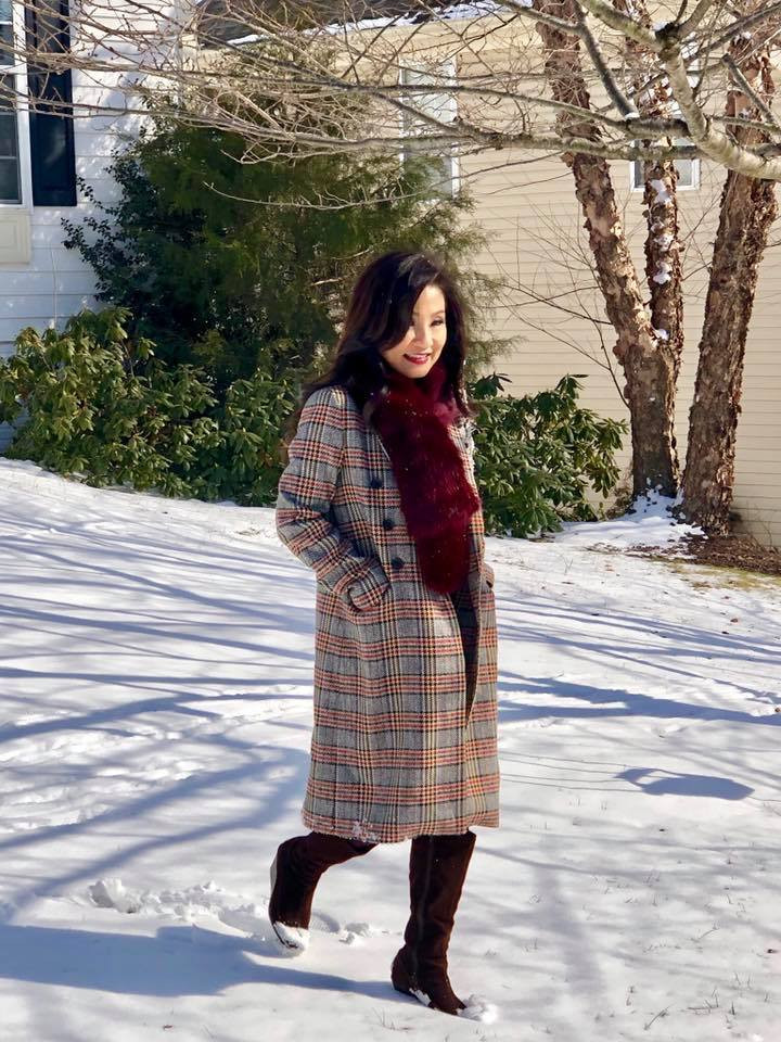 Trong tủ đồ của mình, nghệ sĩ luôn có những mẫu áo khoác dài, khăn choàng và boot.