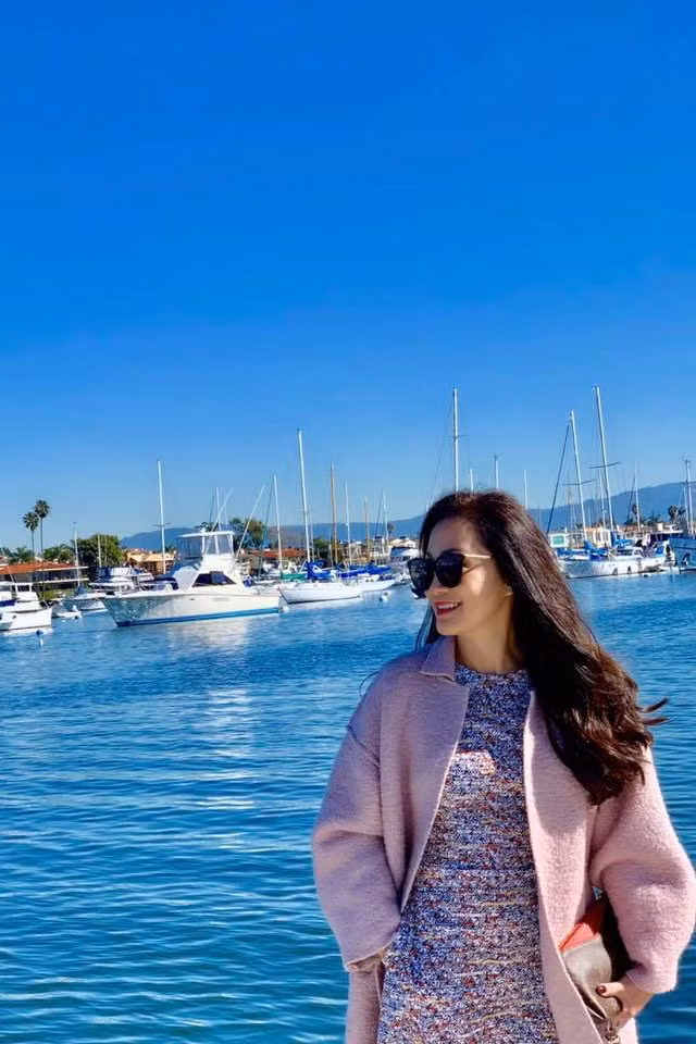 Khi mặc đúng tuổi, Hồng Đào trở về với một quý bà sang chảnh.