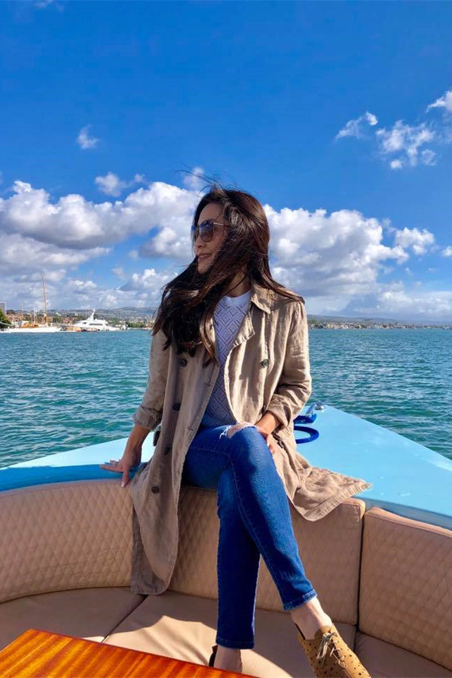 Hình ảnh mới, Hồng Đào tự tin chụp gợi cảm khi mặc bra ren hoặc sơ mi ren trắng cổ trụ cách điệu kết hợp táo bạo với blazer. Khán giả hết lời khen ngợi sắc vóc của "người mẫu" U60.