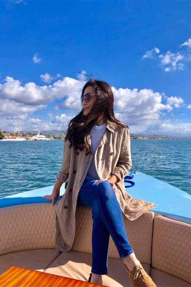 Hình ảnh mới, Hồng Đào tự tin chụp gợi cảm khi mặc bra ren hoặc sơ mi ren trắng cổ trụ cách điệu kết hợp táo bạo với blazer. Khán giả hết lời khen ngợi sắc vóc của "người mẫu" U60.