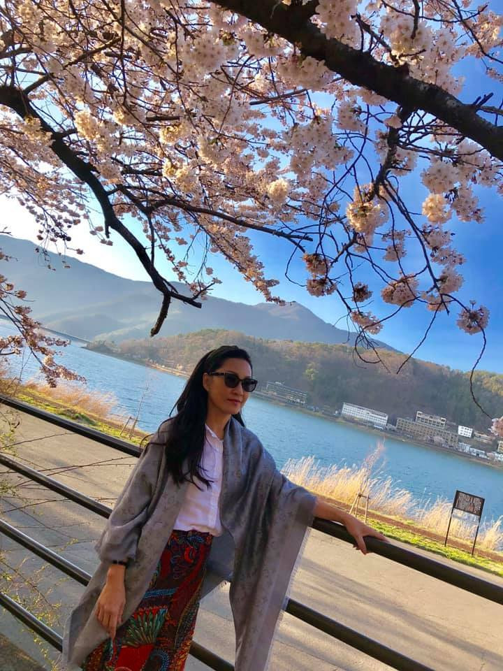 Nói về bí quyết trẻ lâu, Hồng Đào từng cho biết mình “xem nhẹ” chuyện buồn, không còn hay giận hờn, ganh đua, toan tính như hồi trẻ. Cô rất hài lòng, vui vẻ và đón nhận cuộc sống với suy nghĩ tích cực nên luôn thoải mái.