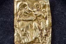 Bí ẩn mảnh vàng mini thời Viking khắc hình thù kỳ lạ