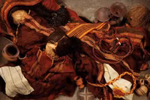 Kỳ dị hai xác ướp Chile mặc váy tẩm độc màu đỏ 