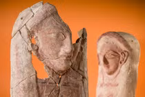 Tượng đầu người bằng gốm 2.400 năm tuổi chứa thứ rợn người 