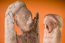 Tượng đầu người bằng gốm 2.400 năm tuổi chứa thứ rợn người 