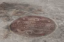 Tận thấy bức tranh sàn khảm cổ có dòng chữ kỳ lạ 