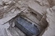 Khai quật quan tài đá Ai Cập, chuyên gia sững người vì...