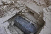 Khai quật quan tài đá Ai Cập, chuyên gia sững người vì...