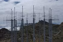 Hệ thống bệ phóng phòng không S-300PMU-2 của Iran cùng hình ảnh vệ tinh thể hiện vị trí và quy mô triển khai.