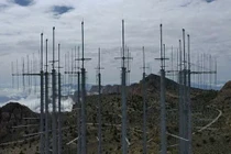 Hệ thống bệ phóng phòng không S-300PMU-2 của Iran cùng hình ảnh vệ tinh thể hiện vị trí và quy mô triển khai.