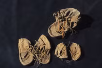 Tìm thấy chiếc bình cổ kỳ quái chứa đầy giày ở Ai Cập 