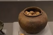 Vỡ đồ gốm cổ, lộ bí mật gây sốc, trứng hơn 2.000 năm tuổi còn nguyên