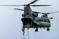 Lực lượng Thủy quân Lục chiến Hoàng gia Anh thuộc 42 Commando và binh sĩ Tiểu đoàn 4, Trung đoàn Ranger (4 RANGER) của Lục quân Anh được trực thăng Chinook HC6 của Không quân Hoàng gia Anh đổ bộ bằng phương thức đu dây nhanh xuống khu huấn luyện Otterburn ở Northumberland, nhằm tiến hành một cuộc tấn công mô phỏng vào vị trí đối phương trong khuôn khổ cuộc diễn tập Hyperion Storm. (Nguồn ảnh: Bộ Quốc phòng Anh)