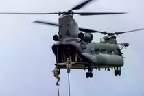 Lực lượng Thủy quân Lục chiến Hoàng gia Anh thuộc 42 Commando và binh sĩ Tiểu đoàn 4, Trung đoàn Ranger (4 RANGER) của Lục quân Anh được trực thăng Chinook HC6 của Không quân Hoàng gia Anh đổ bộ bằng phương thức đu dây nhanh xuống khu huấn luyện Otterburn ở Northumberland, nhằm tiến hành một cuộc tấn công mô phỏng vào vị trí đối phương trong khuôn khổ cuộc diễn tập Hyperion Storm. (Nguồn ảnh: Bộ Quốc phòng Anh)
