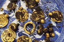 Đam mê dò kim loại, thanh niên phát hiện mỏ vàng cổ quý giá 