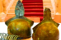 Đi hái nấm, vô tình tìm thấy mũ bảo vệ thời Đồ Đồng quý giá