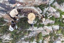 Tận mục hình khắc thần mặt trời trên đá 