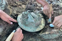 Ngôi mộ quý tộc 2.700 năm chứa 150 hiện vật cổ gây sốc chuyên gia