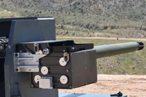 Pháo tự động XM913 Bushmaster cỡ 50 mm của Northrop Grumman kết hợp hỏa lực nạp đạn hai luồng với các loại đạn nổ trên không có thể lập trình và đạn xuyên giáp, cho phép bắn chính xác khi đang cơ động và nhanh chóng tiêu diệt các mục tiêu bọc giáp cũng như được bảo vệ, phục vụ cho xe chiến đấu bộ binh XM30 của Lục quân Mỹ (Nguồn ảnh: Northrop Grumman).