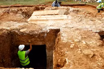 Ngôi mộ La Mã chứa chữ song ngữ độc đáo, danh tính chủ nhân gây sốc 