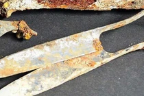 Mở mộ cổ người Celt, phát hiện kéo 2.300 năm bén như mới 