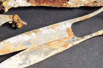 Mở mộ cổ người Celt, phát hiện kéo 2.300 năm bén như mới 