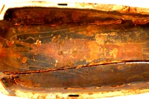 Mở nắp quan tài xác ướp cổ đại, bàng hoàng thấy thứ bên trong