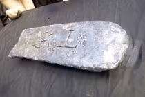 Thỏi bạc 45kg được tìm thấy trên xác tàu đắm thế kỷ 17 