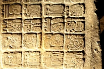 Tìm thấy bia tượng hình Maya ẩn chứa thông điệp thiêng liêng