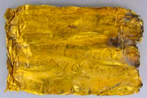 Xôn xao mảnh bia nguyền rủa bằng vàng của người La Mã 