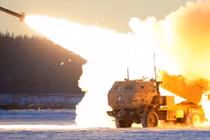 Vụ phóng rocket từ hệ thống pháo phản lực HIMARS của Lục quân Mỹ
