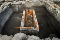 Sửng sốt thấy thứ bên trong quan tài đá La Mã vừa phát lộ