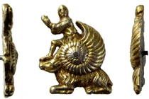 Tượng hiệp sĩ trong vỏ ốc sên gây sốc, meme Trung Cổ có thật?