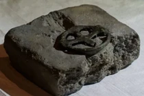 Phát hiện cây thánh giá hình bánh xe bằng đồng 1.000 năm tuổi tại Đức